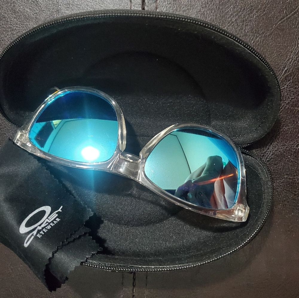 Oakley unisex sun glasses